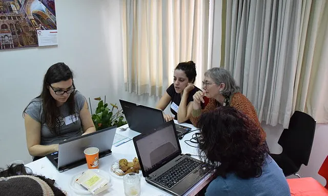 Diversos grups de dones han participat activament en l'objectiu. 