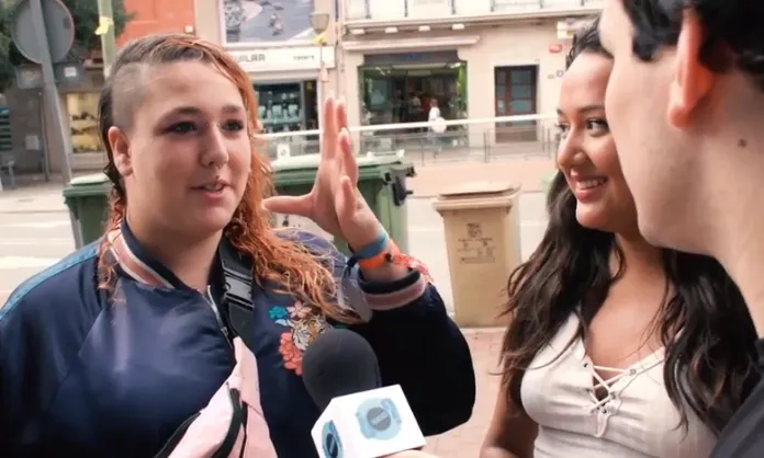 Dues noies són entrevistades al carrer