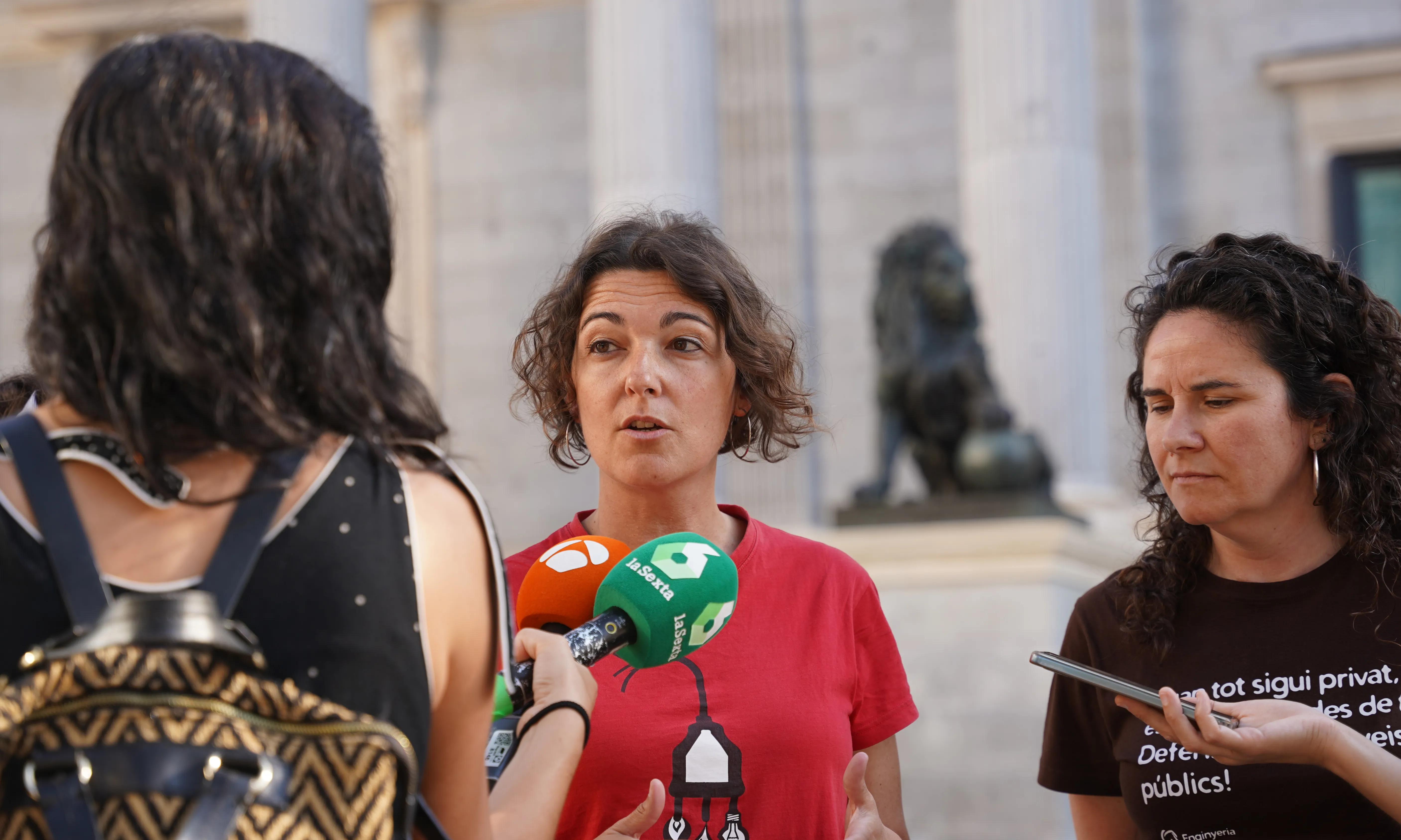 La Maria Campuzano, portaveu de l'Aliança contra la Pobresa Energètica, a les portes del Congrés dels Diputats.